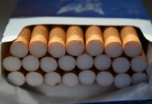 Kisbusz oldalfala mögé rejtett csempészcigarettát talált az adóhatóság
