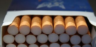 Nagy mennyiségű cigarettát és kábítószert találtak egy garázsban a pénzügyőrök
