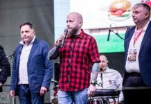Budai Lóránt Orbán-paródiával lépett fel a jászberényi kolbásztöltő fesztiválon.